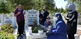 Demokrasi şehidi Yasin'in ailesi oğlunun mezarını ziyaret edip dua etti