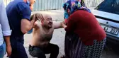 Ekmek teknesini kurtarmak için alevlerin arasında dalan iş yeri sahibinin sırtı yandı