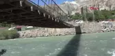 Güreşlere tehlikeli hazırlık; boğasını ahşap köprüden koşarak geçiriyor