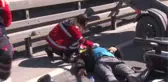 Motosikletli genç E-5 karayolunda uyarı levhasına çarptı