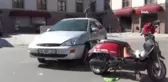 Otomobil üzerinde bekçilerin bulunduğu motosiklete çarptı: 2 yaralı