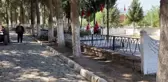 Tire'de şehit aileleri, şehitlerinin kabirlerini ziyaret etti