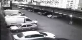 OTURDUĞU SİTENİN BAHÇESİNDEKİ MİNİBÜSTEN HIRSIZLIK YAPTI