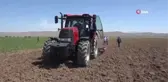 Aksaray Valisi çiftçiler günü için tarım arazilerini ziyaret etti; tarla sürdü, çapa yaptı