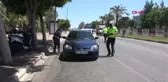 ANTALYA KISITLAMADAN MUAF VATANDAŞ, POLİS EKİPLERİNE BAKLAVA DAĞITTI