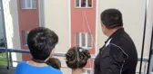 APARTMANDA İP VE KOVA İLE OLUŞTURULAN MAKARA SİSTEMİYLE ŞEKER TOPLADILAR