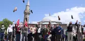 İsrail'in insanlık dışı saldırılarını protesto eden cemaat, cami önünde ayakkabı fırlattı