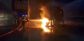 Mobilya fabrikasında tır ve dorseler alevlere teslim oldu