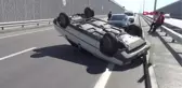 TAKLA ATAN OTOMOBİL SÜRÜCÜSÜ YARALANDI