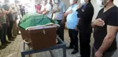 ÜZERLERİNE TIR DEVRİLEN İKİ ARKADAŞ, YAN YANA TOPRAĞA VERİLDİ