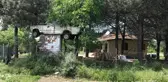 Satmaya kıyamadığı ilk arabasını 30 yıldır bahçede sergiliyor