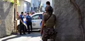 Babalarını kaçırdıklarını öne sürdükleri ailenin evine kazma, kürekle saldırdılar