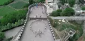 DİYARBAKIRLI SPORCULARDAN TARİHİ SURLARDA 'AY YILDIZ' KOREOGRAFİSİ