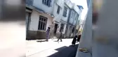 Kayıp babalarını öldürdüğünü düşündükleri ailenin evini böyle bastılar