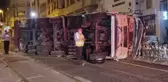 Sürücüsünün hakimiyetini kaybettiği kamyon demir korkuluklara çarparak tramvay yoluna devrildi
