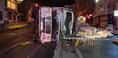Virajı alamayan kamyon tramvay yoluna devrildi, 1 kişi yaralandı