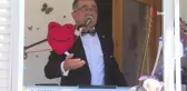 Balkonundan verdiği 19 Mayıs konseriyle komşuları ve yoldan geçenlere müzik ziyafeti yaşattı
