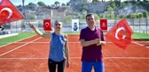 Ekrem İmamoğlu, 19 Mayıs'ı eşiyle birlikte Haliç üstünde tenis oynayarak kutladı