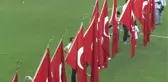 ESKİŞEHİR - 33 bin kişilik stadın ortasında dev Türk bayrağı açıldı