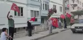 Kapanmada evlerinde sıkılan mahalle sakinlerinden harmandalı eşliğinde 19 Mayıs kutlaması