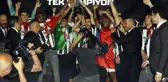 Şampiyon Beşiktaş kupasını aldı (Ek görüntü)