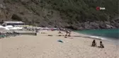 Alanya'da aşırı nemli ve sıcak havayı fırsat bilenler sahillere akın etti