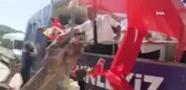 Belediye Başkanı üstü açık otobüsle tur atarak çocuklara bayrak ve oyuncak dağıttı