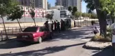 Kartal'da otomobille çarpışan hafif ticari araç dereye yuvarlandı