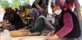 Kuraklık sonrası kadınlardan 'yağmur ekmeği'