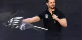 Murat Boz'a şampiyonluk kutlamasında yapılmayan ayıp kalmadı! Ünlü popçu başına gelenleri hayretle izledi