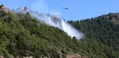 Alanya Kalesi yakınında orman yangını; plajdan söndürme çalışmalarını izlediler