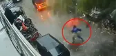 Kadın, fırtınada devrilen ağacın altında kalmaktan böyle kurtuldu! O anlar kamerada