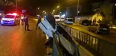 Kontrolden çıkan otomobil su kanalına devrildi