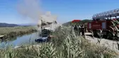 Azmak içerisinde bağlı bulunan teknede yangın çıktı