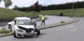 SULTANGAZİ'DE OTOBÜSLE ÇARPIŞAN OTOMOBİLDEKİ 2 KİŞİ AĞIR YARALANDI