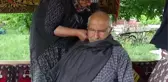 32 YILDIR EŞİNE KUAFÖRLÜK YAPIYOR
