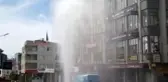 Ataşehir'de çalışma yapılırken su borusu patladı: Su apartmanın yüksekliğine çıktı