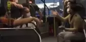 METROBÜSTE TARTIŞIP BİRBİRLERİNİN YÜZÜNE TÜKÜRDÜLER