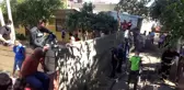 Son dakika haber: Yangın müstakil evi küle çevirdi, sokağa dökülen vatandaşlar sosyal mesafeyi hiçe saydı