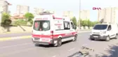 Yolda çarpışan otomobillerden biri yol kenarında bekleyen yayaya çarptı