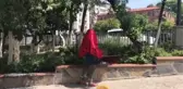 Beyoğlu'nda 6 gündür park duvarında oturduğu öne sürülen kadın için çevredekiler yetkililerden destek istedi