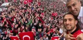 Lille taraftarları şampiyonluk kutlamalarında Türk bayrağı açarak Yusuf Yazıcı'nın klasikleşen gol sevincini yaptı