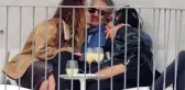 Rita Ora, Taiki Waititi ve Tessa Thompson ulu orta yerde birbirini öpücüklere boğdu