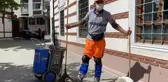 Patenli temizlik işçisi ilçede ilgi odağı oldu