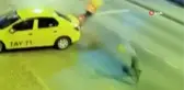 Taksiye çarpan motosikletlinin havada takla attığı anlar kamerada