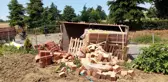 Tuğla yüklü römork tarlaya devrildi