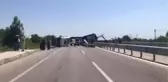 Adana'da damperi açık kalan tır PTS direğine çarparak devrildi