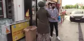 Üniversite öğrencileri, sürücülere sokak hayvanları için mama dağıttı