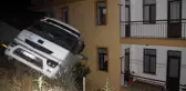 Muğla'da el freninin boşaldığı öne sürülen tır, apartmana çarptı