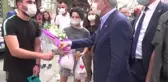 Kılıçdaroğlu esnafları gezdi, genç kıza çiçek hediye etti